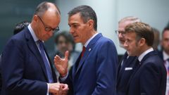 El canciller alemn Friedrich Merz conversa con Pedro Snchez durante la reunin del Consejo Europeo
