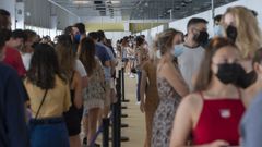Colas para la vacunaci�n de j�venes en el hospital Zendal de Madrid