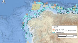 Representacin del solapamiento entre caladeros de pesca (marcados en azul, fuente: IEO), las zonas potenciales establecidas para la elica marina por el POEM (marcadas en amarillo, fuente: Miteco) y las zonas establecidas por la Comisin Europea para cerrar la pesca en contacto con el fondo, artes fijas de anzuelo y de red y arrastre (marcadas en naranja, fuente: DG-MARE)