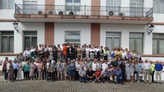 Los participantes en la comida se fotografiaron delante del consistorio