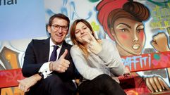 Una Dj ofrece su tarjeta a Feijoo