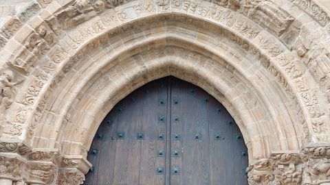 Fachada gtica de la Puerta del Perdn, en la iglesia de Santiago, en Villafranca