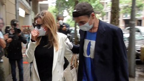 Ana Obregn y Alessandro Lequio tras la salida del tanatorio  donde reposan los restos de su hijo lex