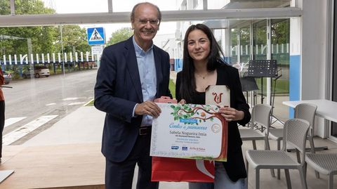Sabela Nogueira Imia, primeiro premio, recibe de Xos� Lu�s Vilela Conde o seu diploma e reco�ecemento 
