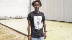 Mamad� Seide, junto al edificio del Campus da Auga