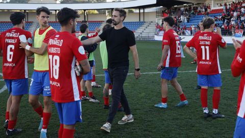 Borja Fernández, entre los jugadores de la UD Ourense, en O Couto.