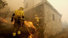 Personal de incendios tratando de sofocar el a�o pasado un incendio junto a las casas en la parroquia de Pombeiro, en Pant�n.