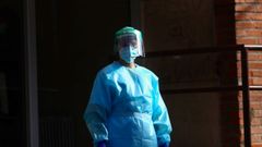 Una sanitaria, a las puertas de un centro de atenci�n primaria en Madrid