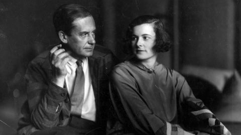 Walter Gropius e Ise Frank, en una fotografa tomada pocos aos despus de su matrimonio, celebrado el 16 de octubre de 1923, y una vez divorciado de Alma, que haba sido esposa de Gustav Mahler. La imagen es una de las muchas que ilustra el ensayo biogrfico de Fiona MacCarthy Walter Gropius. La vida del fundador de la Bauhaus, que el mircoles llega a las libreras