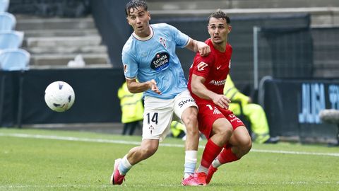 Jan Oliveras, con el exc�ltico Thomas Carrique, durante el Celta Fortuna-Andorra en Bala�dos.