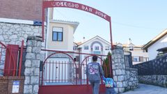 Dos personas frente a la entrada del colegio San Jos de Astillero, en Guarnizo, El Astillero, Cantabria. El centro lleva dos denuncias por la difusin en un chat de alumnos de fotos y vdeos de pornografa infantil.