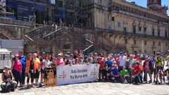 Imagen de archivo de la llegada a la plaza del Obradoiro de un grupo tras realizar el Camino de Santiago por la r�a de Muros-Noia