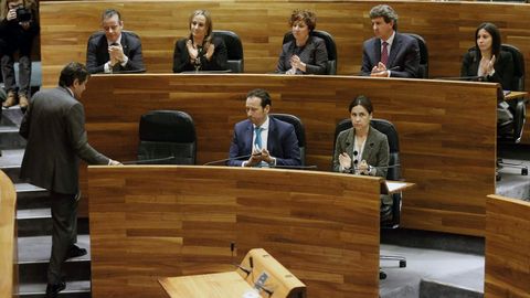 El presidente del Principado, Javier Fern�ndez (i), tras finalizar su intervenci�n en la primera jornada del debate de orientaci�n pol�tica general que se celebra en la Junta General del Principado