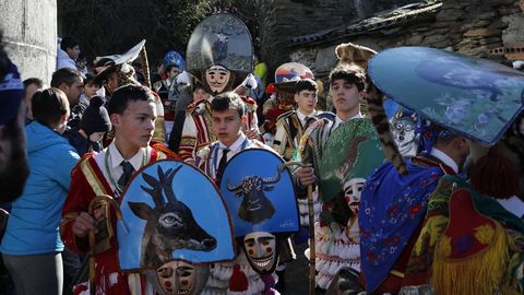 Os felos percorren Maceda.A comitiva co personaxe do entroido visita os pobos do municipio e a Serra de San Mamede