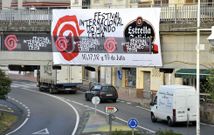 Los carteles colocados a ambos lados del puente de Feve saludan a los festivaleros. 