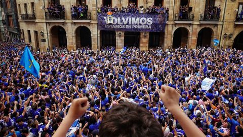 Cientos de personas durante la celebración del ascenso a Primera División del Real Oviedo