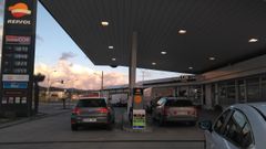 Coches repostando a las ocho y media de la ma�ana de este viernes en una gasolinera de Foz