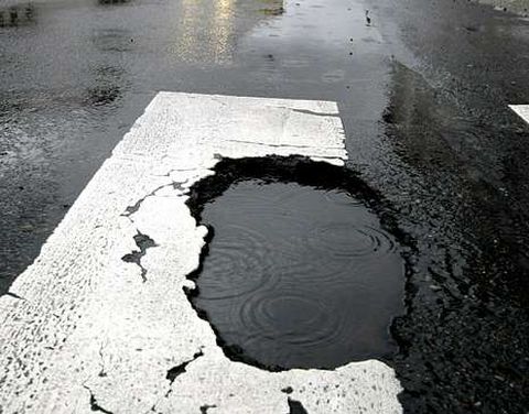 A la izquierda, r�a de Sar. A la derecha, arriba, la avenida de Lugo; y abajo baches en Amor Ruibal y Basqui�os.