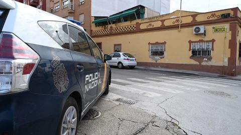 Un coche de la Polica Nacional en la calle donde un menor ha matado a su madre tras una discusin