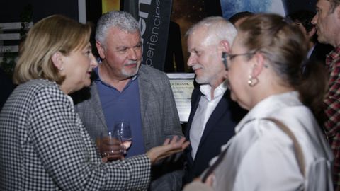 La delegada del Gobierno en Asturias, Delia Losa, y una persona de su equipo, junto con el presidente de Asturfeito y expresidente de FADE, Belarmino Feito; y�el director general de la Corporaci�n Voz de Galicia, Lois Blanco, durante la celebraci�n del centenario de La Voz de Asturias