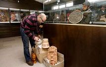Dos oleiros retiraban ayer por la ma�ana piezas expuestas en el recinto comarcal.