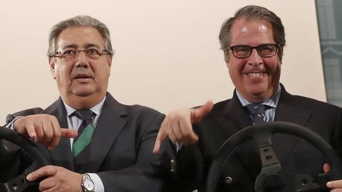 Zoido y Serrano, durante un reciente acto en la presentaci�n de una campa�a de tr�fico