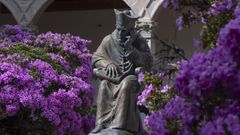 Claustro de Fonseca, con el busto del arzobispo en el centro, quien impuls la creacin de la Universidade de Santiago