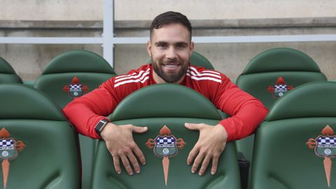 Migue Leal en el banquillo del estadio de A Malata.