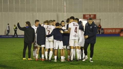 El cuerpo t�cnico del Pontevedra con los jugadores antes del comienzo de la pr�rroga.