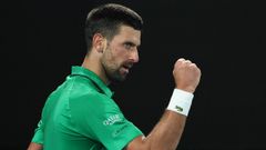 Djokovic celebra un punto durante el partido del Abierto de Australia ante Sinner.