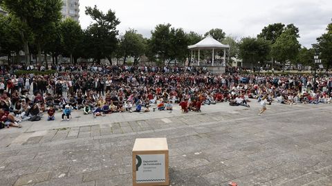 Cientos de pontevedreses siguieron el partido ante la pantalla gigante instalada en la Diputaci&oacute;n de Pontevedra