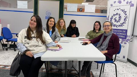 En la reuni�n participaron profesionales de Euroeume, entre ellas Beatriz, terapeuta ocupacional; Nerea, educadora social; L�a, T�cnica de igualdad y tambi�n Teresa Gallo, presidenta de AXF y Mar�a L�pez monitora de servicios a la comunidad de la AXF.