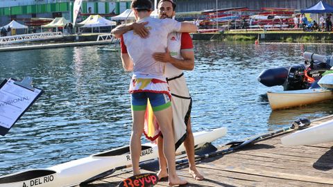 Rodrigo Germade (mirando de frente) se funde en un abrazo con su compaero Adrin del Ro tras ratificar su plaza olmpica en el K2 500