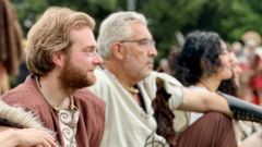 El concejal socialista Jorge Bustos junto al portavoz del PSOE, Miguel Fern�ndez, en el Arde Lucus del 2025