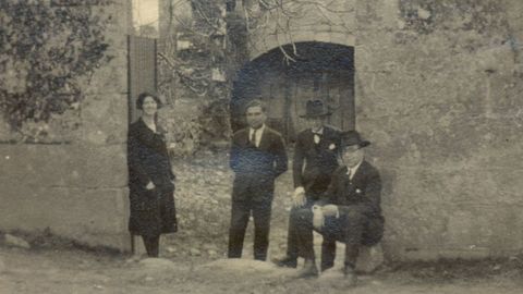 Ben-Cho-Shey, Vicente Risco y Otero Pedrao, durante su peregrinaci�n a San Andr�s Teixido en 1927.