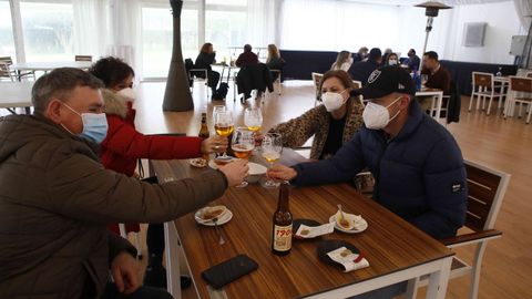 A cubierto, clientes este s�bado en la amplia terraza del Louzao de Viveiro 
