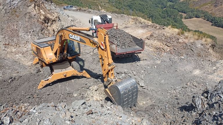 Primeros movimientos de tierra en la mina de wolframio de A Gudia