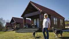 Ruth Gal&aacute;n regres&oacute; de Barcelona, se instal&oacute; en Allariz y abri&oacute; un complejo de cinco caba&ntilde;as de madera junto al r&iacute;o Arnoia