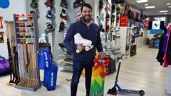 Alberto Covelo, due�o de la tienda de patines D'Xiro en la calle Zamora, en Vigo.