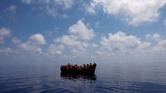 Migrantes africanos, el 11 de agosto en un cayuco cerca de la isla italiana de Lampedusa.