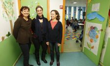Rita Iglesias (iz.), directora de Raiola, con Magdalena Rodr�guez y Nuria Fern�ndez, de la Anpa. 