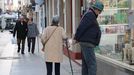 Imagen de archivo de varias personas de avanzada edad caminando por Ferrol. 