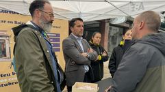 Daniel Garca y Jos Ramn Romero en la mesa informativa instalada en el mercado
