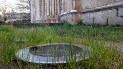 Uno de los focos situados a ras de suelo que forman la iluminaci�n exterior del templo