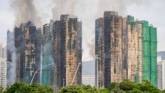 Gran incendio en un bloque de rascacielos de Hong Kong