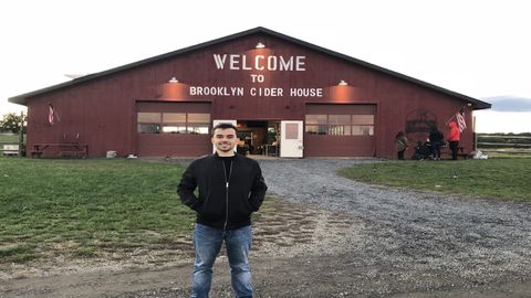 El avilesino Erik Garabaya con una sidrera de Brooklyn al fondo