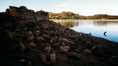 Ruinas de una vivienda que qued� sepultada por el agua del pantano y que ahora ha vuelto a quedar a la vista