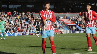 Alan Godoy celebrando el gol de penalti que le anota al Fabril en el �ngel Carro