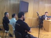 El acusado ayer en el banquillo y hace 3 aos en el escenario del crimen. 