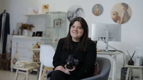 Laura en su estudio de fotografa de Matogrande